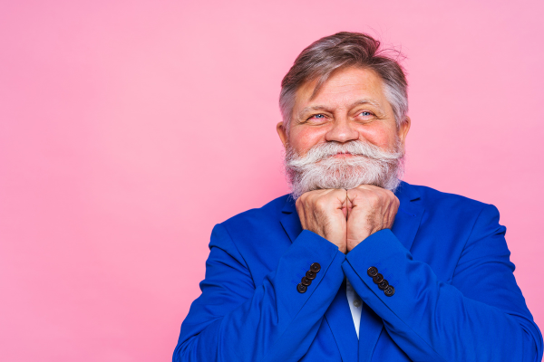 Homem mais velho com a cabeça apoiada nos punhos