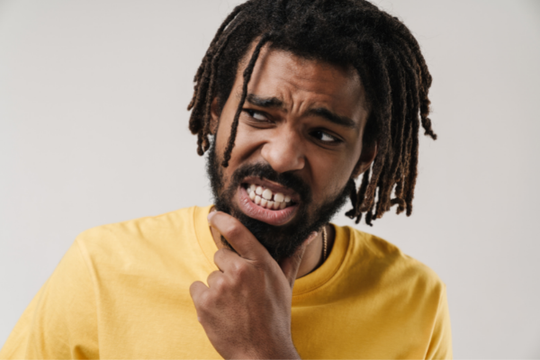 Homem com expressão confusa