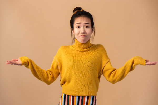 Mulher com os braços abertos e expressão de inocência