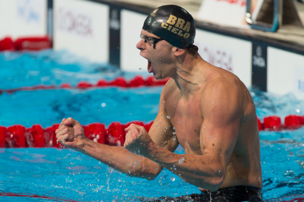 Nadador César Cielo comemorando na piscina