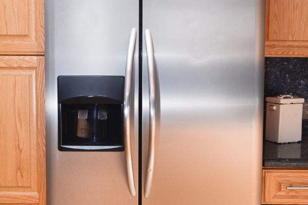 Geladeira prata de duas portas