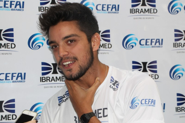 Imagem do ator Rodrigo Simas