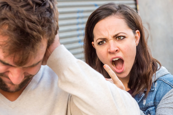 Mulher discutindo com um homem