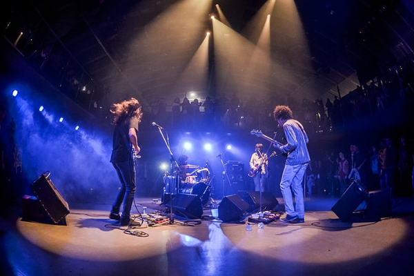 Imagem da banda Boogarins tocando no palco