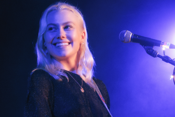 Imagem da canstora Phoebe Bridgers sorrindo