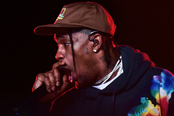 Imagem do rapper Travis Scott cantando em um show