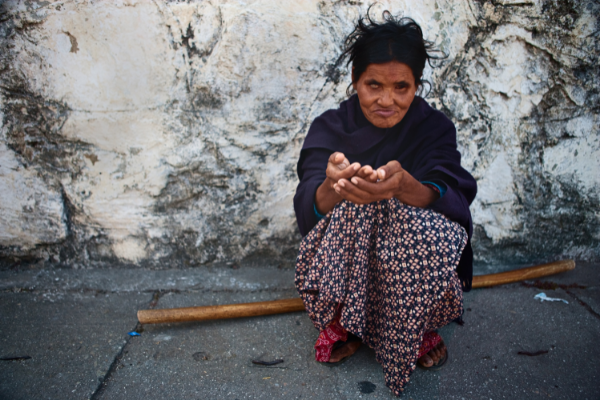 Mendiga pedindo dinheiro