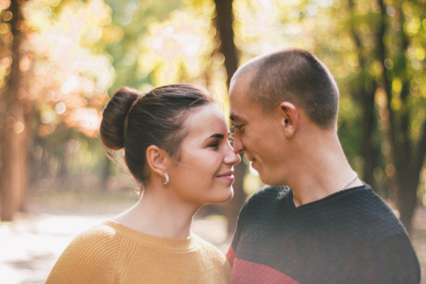 Homem e mulher em um parque se olhando