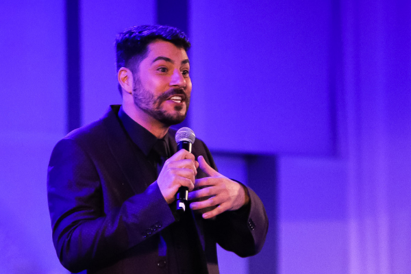 Imagem do jornalista Evaristo Costa falando no microfone