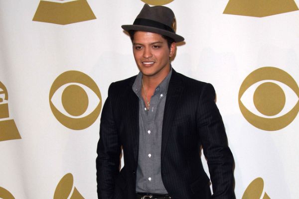 Bruno Mars de chapéu em uma premiação