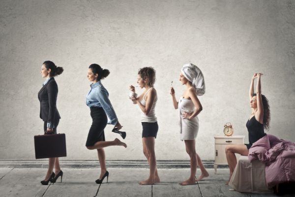 Ilustração de uma mulher fazendo sua rotina matinal