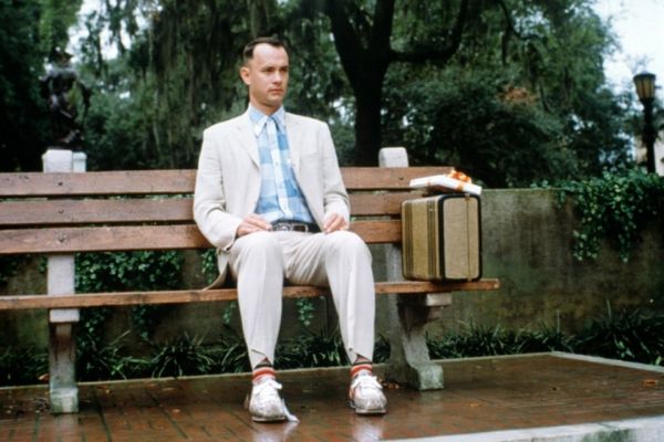 Forrest gump sentado em um banco de madeira