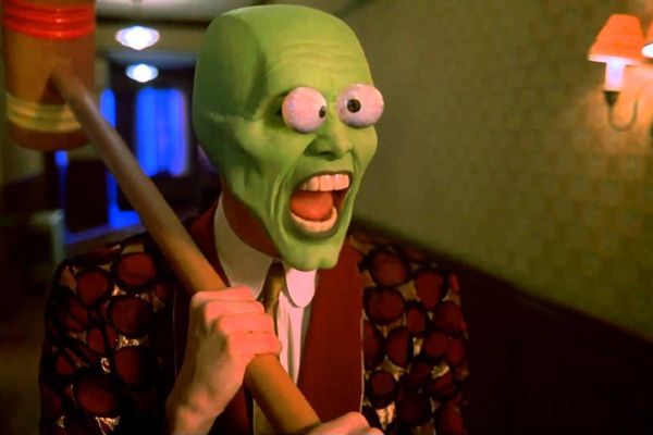 Personagem Máscara segurando um brinquedo 