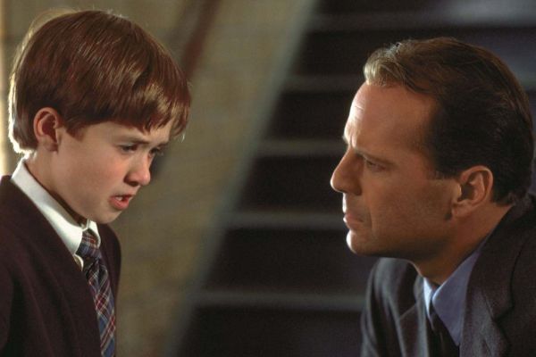 Personagem Malcom conversando com o jovem Cole