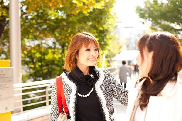 Duas meninas conversando em um lugar público