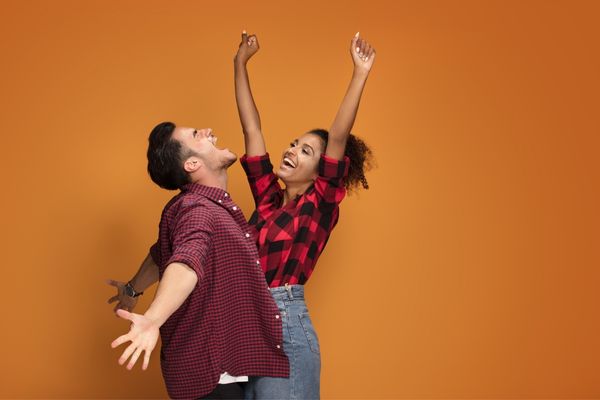 Casal gritando de felicidade