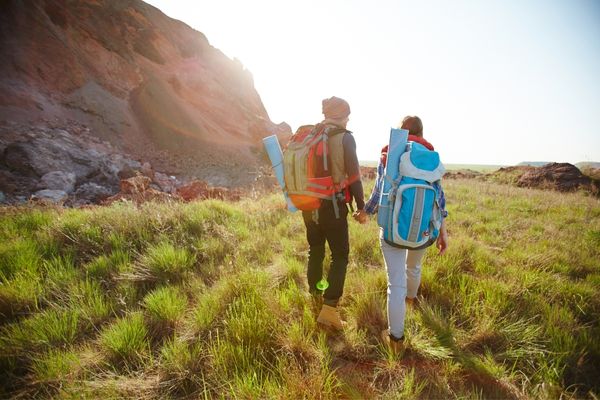 Casal indo acampar em uma montanha
