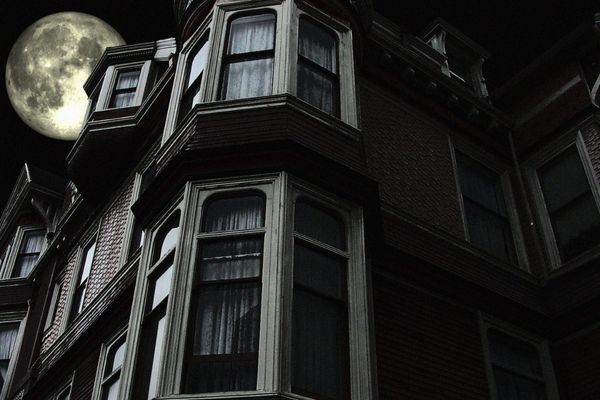 Hotel assombrado com lua cheia