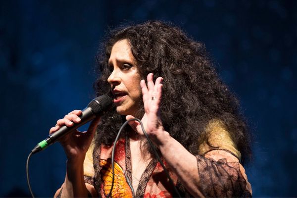 Gal Costa cantando em show