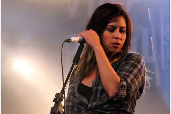 Pitty cantando em um show