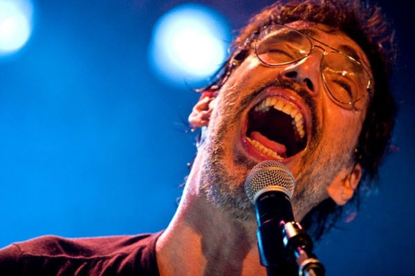 Cantor Lobão cantando em um show