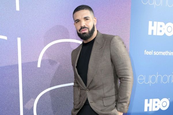 Cantor Drake posando para foto em uma premiação