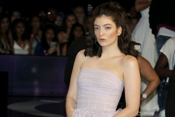 Cantora Lorde posando para foto em uma premiação