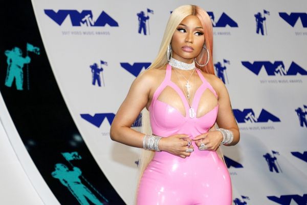 Cantora e rapper Nicki Minaj posando para foto em evento