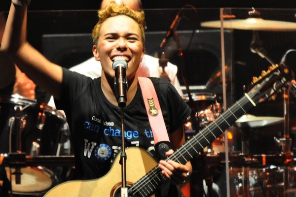 Maria Gadú cantando em show