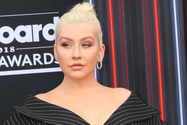 Cantora Christina Aguilera posando para foto em evento