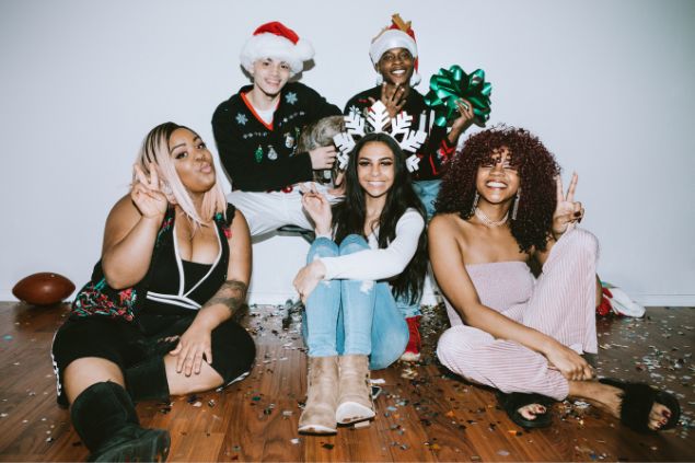 Amigos posando para foto com acessórios de natal