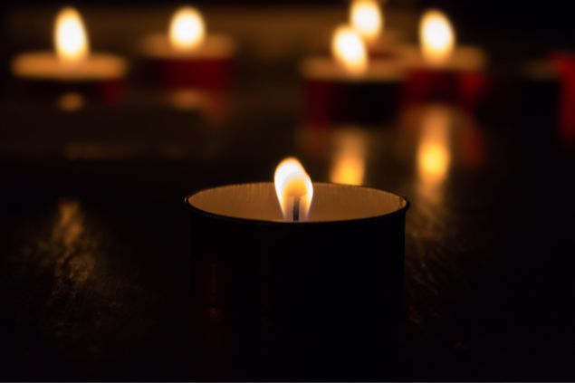 Velas acesas em um lugar escuro