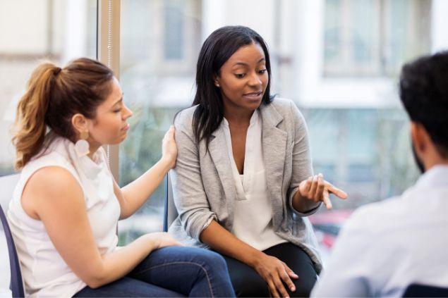 Pessoas conversando em uma sala