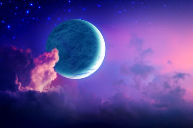 Lua crescente com nuvens