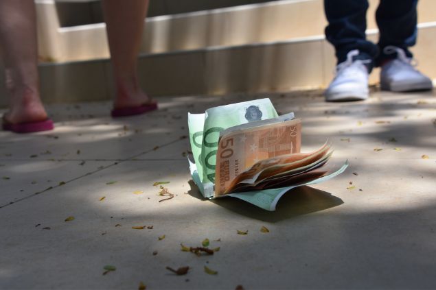 Maço de dinheiro no chão