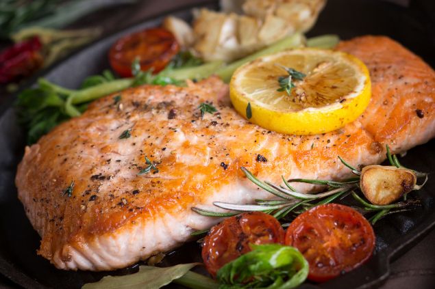 Imagem de um salmão grelhado com legumes