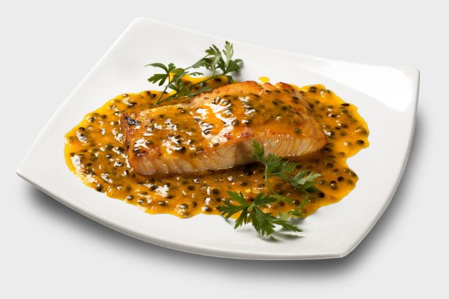 Imagem de salmão com molho de maracujá por cima