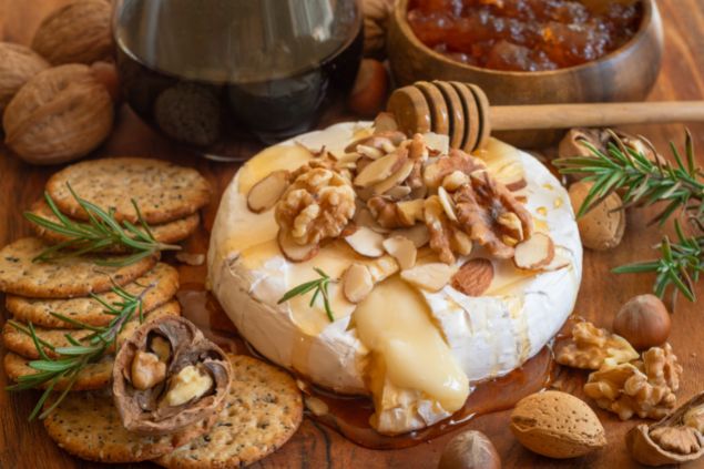 Imagem de queijo brie com amêndoas