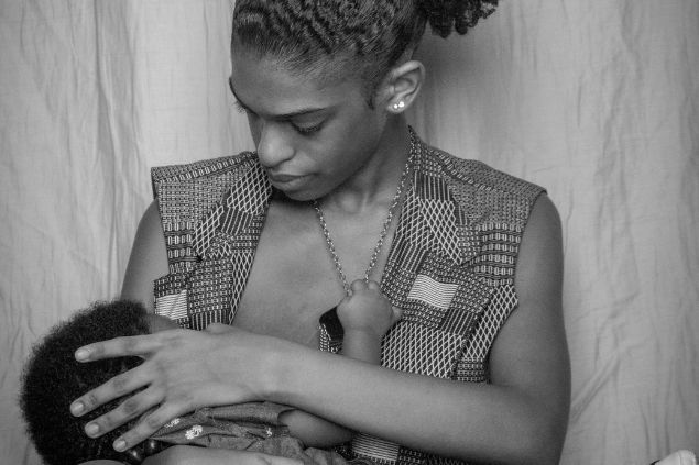 Imagem de uma mãe amamentando seu bebê