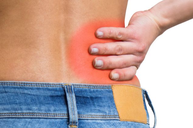 Imagem de uma pessoa sentindo uma dor renal
