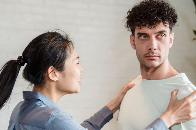 Imagem de um homem desprezando uma mulher enquanto fala com ele