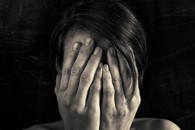 Imagem de uma pessoa com a mão no rosto como se estivesse com medo