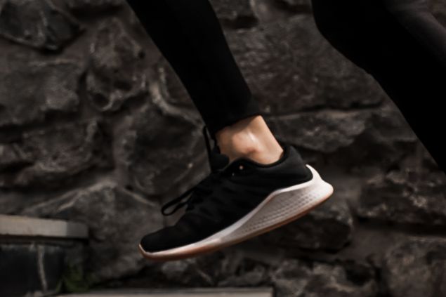 Imagem de uma pessoa subindo uma escada (na imagem é possível apenas ver o pé)