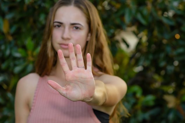Imagem de uma mulher fazendo sinal de 