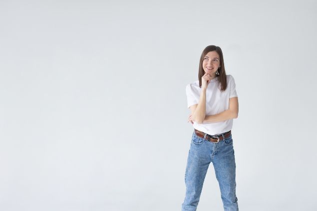 Imagem de uma mulher de pé com feição de questionamento