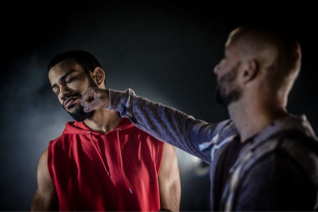 Homem dando soco no rosto do outro