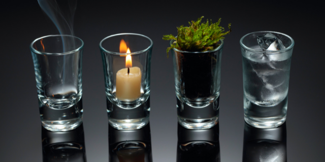 Representação dos quatro elementos em pequenos copos.