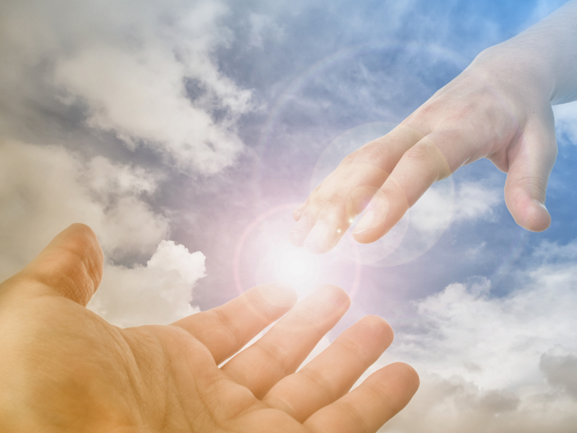 Duas mãos se tocando e nuvem ao fundo