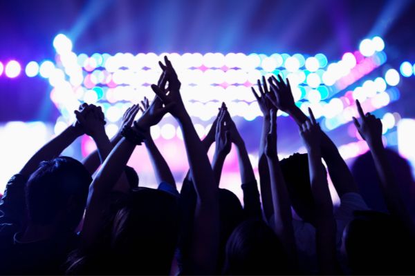 Show musical com pessoas se divertindo