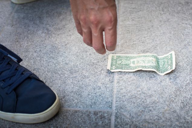 Achando dinheiro no chão.